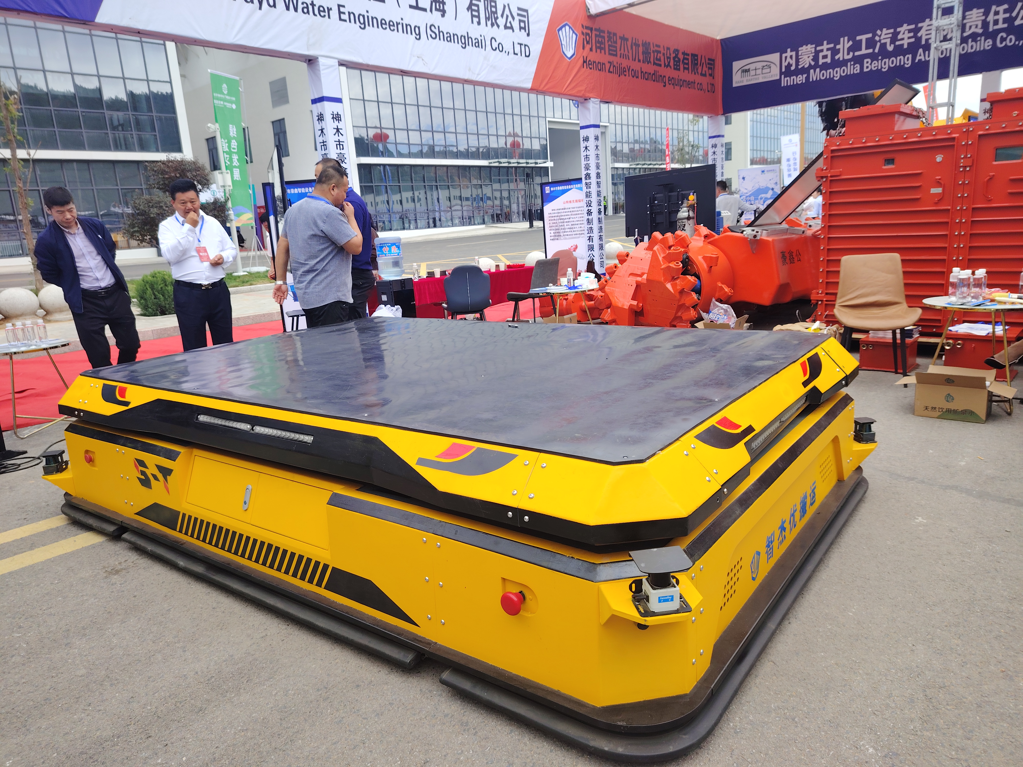 智杰優重載AGV亮相大烏國際礦山機電博覽會 市***親臨觀摩