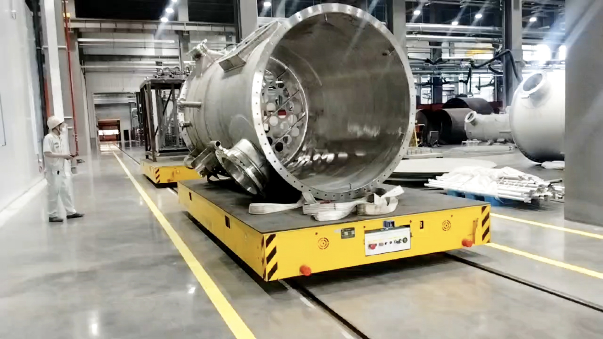 13臺(tái)電動(dòng)平車(chē)集群交付！助力某大型制造企業(yè)新廠房效率躍升！